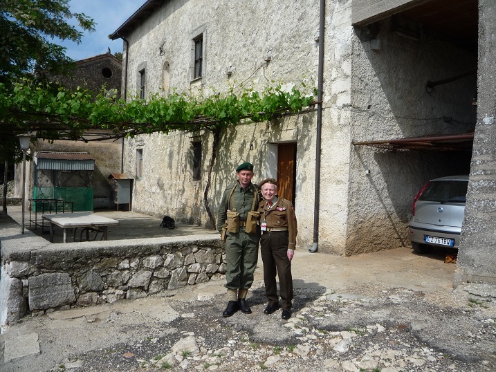 Krzysztof Piotrowski i Prof. Wojciech Narębski przed wejściem do Domku Doktora na Monte Cassino 