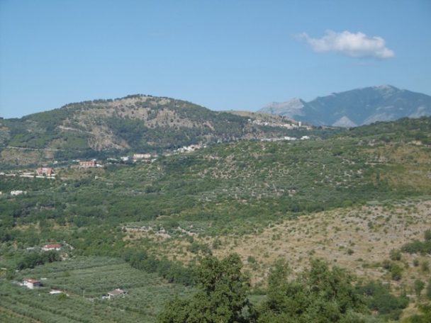 Vista da Suio verso Castelforte e le colline circostanti del massiccio degli Aurunci. (Foto di K. Piotrowski, agosto 2019).