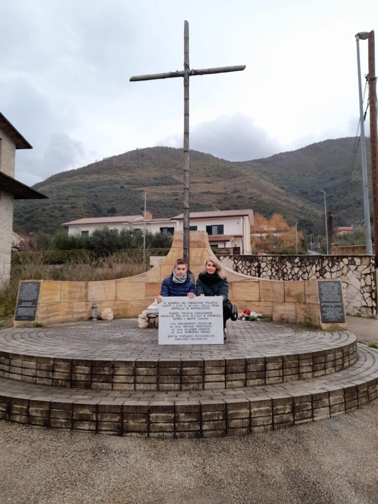 Przy pomniku 3. Dywizji Strzelców Karpackich i 2. Brygady Pancernej w San Vittore del Lazio. W dniu zawiezienia tablicy pamiątkowej do Suio (6.1.24). Foto:KP